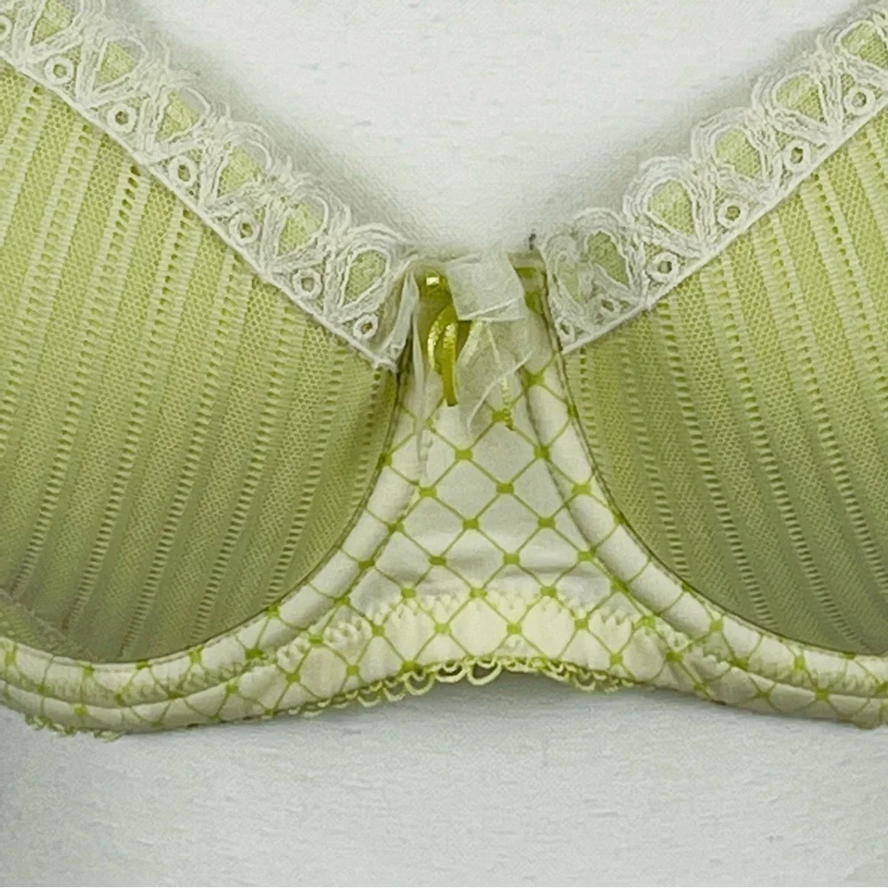 B.tempt’d by Wacoal light green underwire adjustable strap bra, size 36D.
